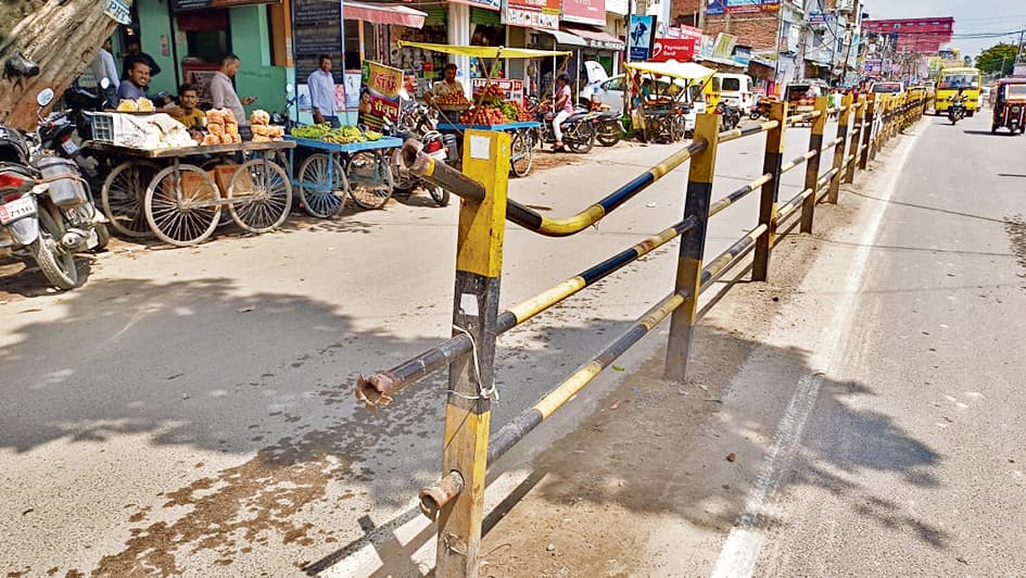 शहर की सड़कों पर लगी बैरिकेडिंग से टूटकर निकले हुए पाइप बने खतरनाक, हादसे को दे रहे हैं दावत