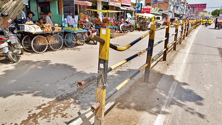 शहर की सड़कों पर लगी बैरिकेडिंग से टूटकर निकले हुए पाइप बने खतरनाक, हादसे को दे रहे हैं दावत