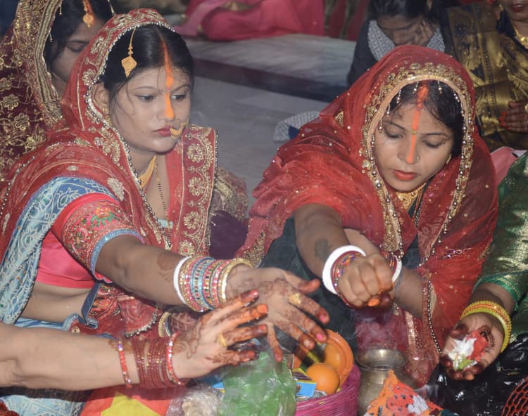 DHANBAD NEWS :निर्जला उपवास कर सुहागिनों ने की पति की लंबी आयु की कामना