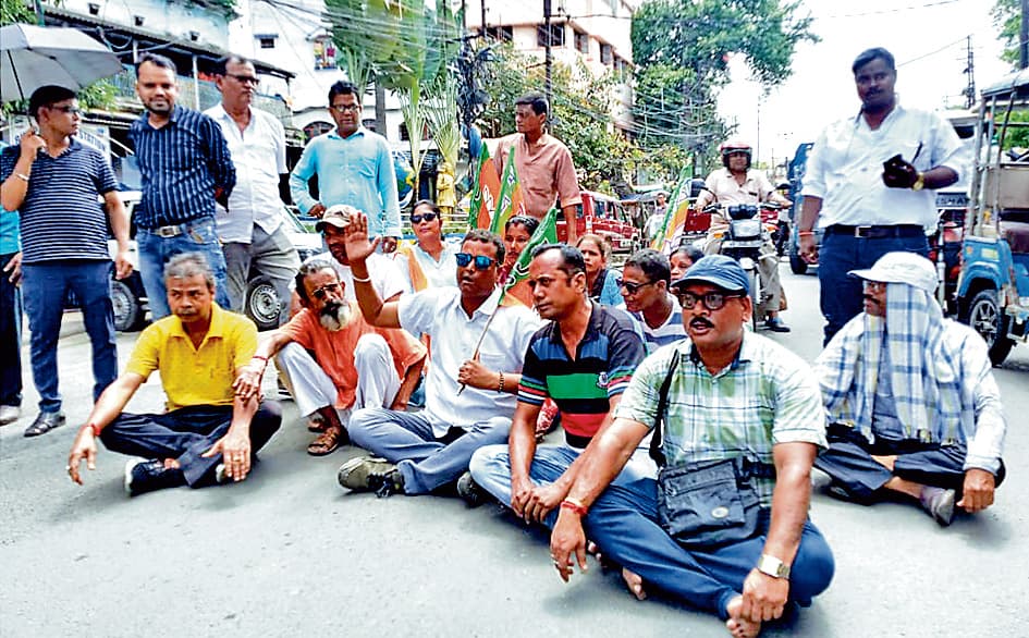 उत्तर 24 परगना : न्याय की मांग को लेकर भाजपा ने किया सड़क जाम