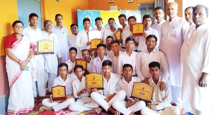 प्रश्नमंच प्रतियोगिता में सरस्वती विद्या मंदिर बाघमारा का रहा दबदबा