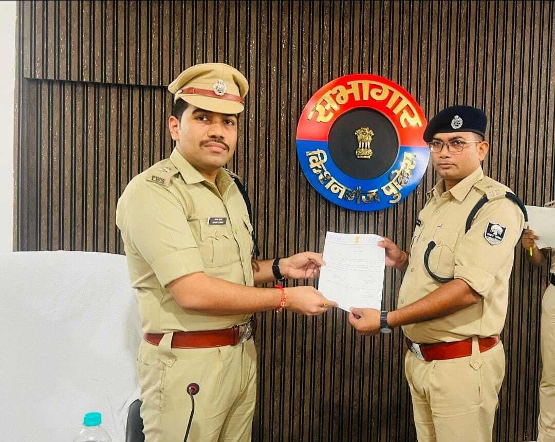 जिले के 15 पुलिस पदाधिकारियों व 7 कांस्टेबल को एसपी ने किया सम्मानित