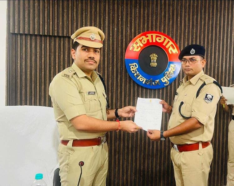 जिले के 15 पुलिस पदाधिकारियों व 7 कांस्टेबल को एसपी ने किया सम्मानित