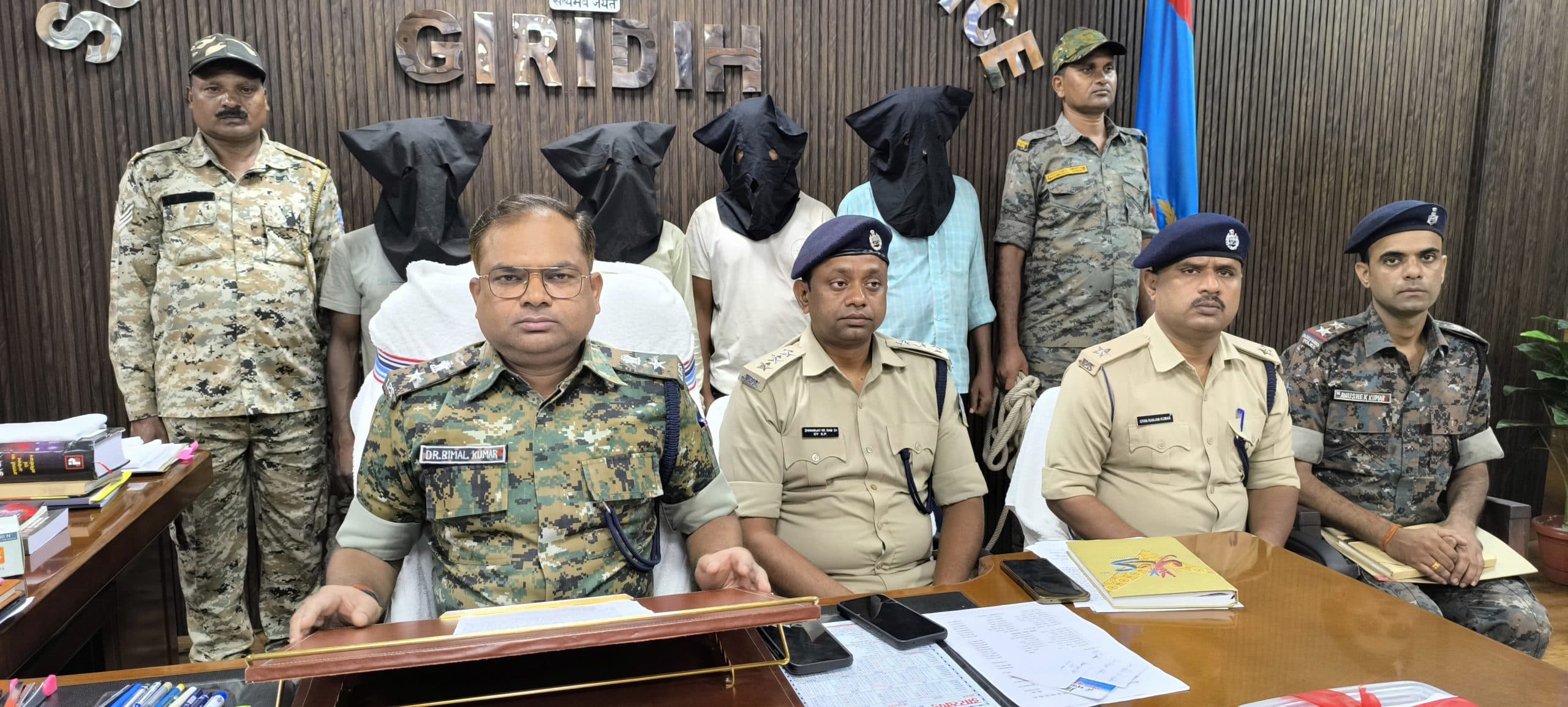 Giridih News: पुल निर्माण कंपनी से लेवी मांगने वाले चार गिरफ्तार, चार मोबाइल जब्त