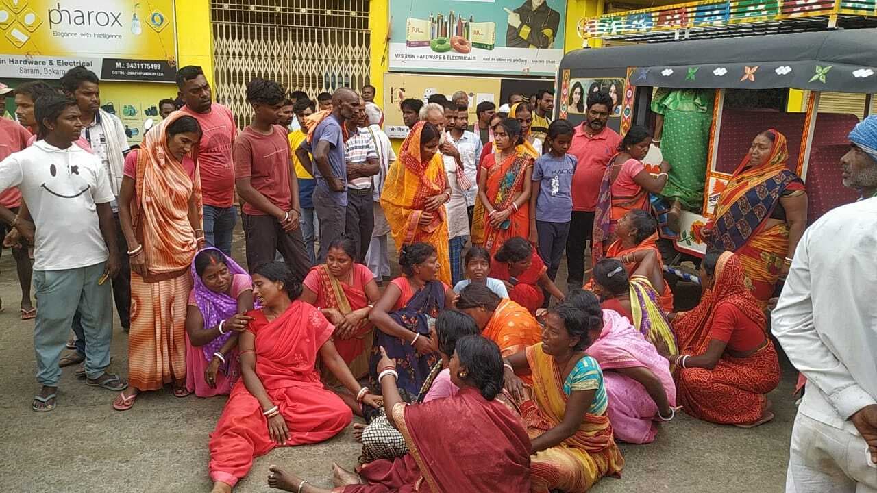 संवेदक के आवास के पास शव रख कर मुआवजा की मांग