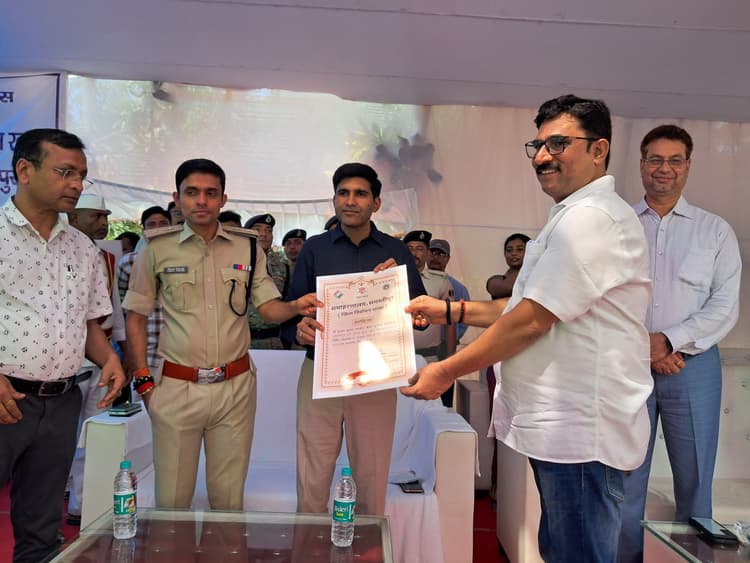 Samastipur News: Honor for excellent work in Lok Sabha elections लोकसभा चुनाव में उत्कृष्ट कार्य के लिए पदाधिकारी व कर्मियों को प्रशस्ति पत्र देकर किया सम्मानित
