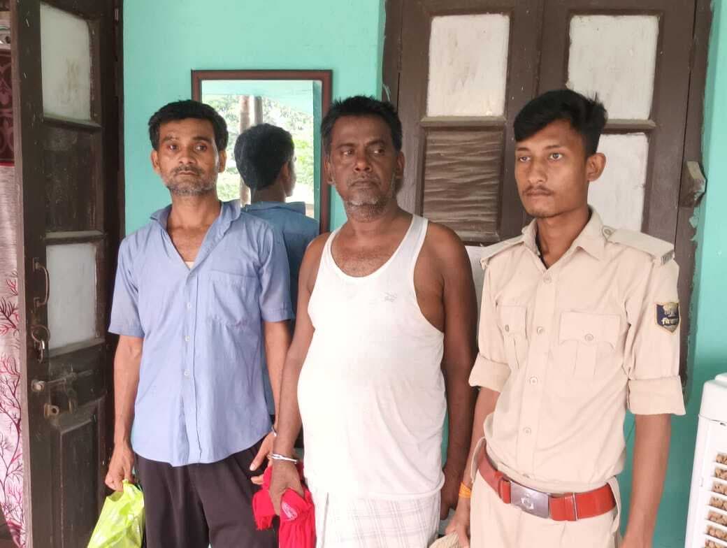 दो शराब तस्कर को 76 लीटर देसी चुलाई शराब के साथ गिरफ्तार