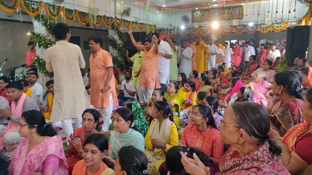 श्री श्याम प्रभु का हुआ अलौकिक शृंगार, भजनों पर झूमे लोग