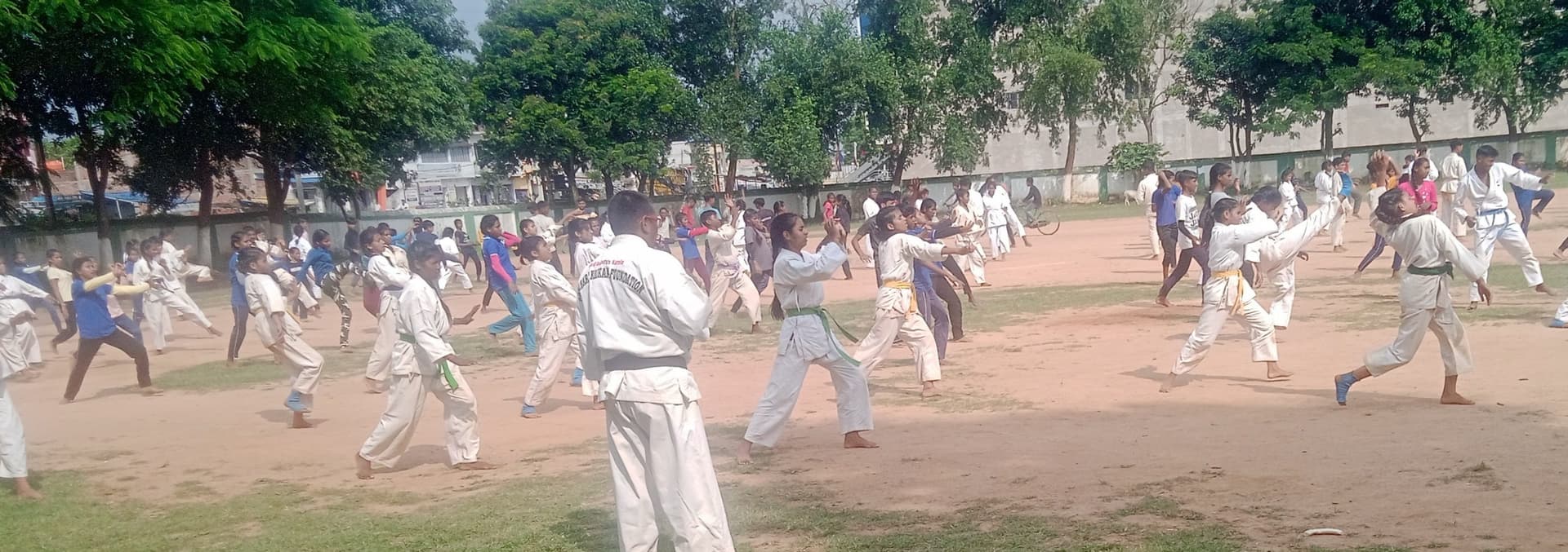 आत्मरक्षा के लिए बालिकाएं सीख रहीं कराटे के गुर