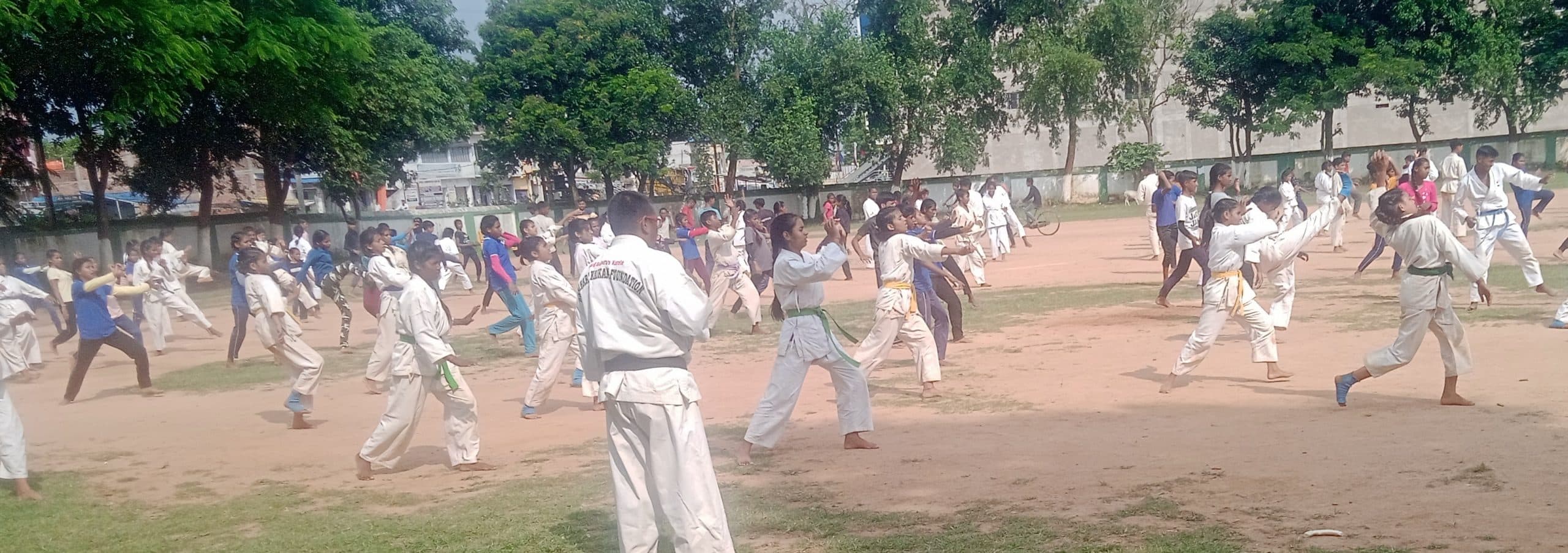 आत्मरक्षा के लिए बालिकाएं सीख रहीं कराटे के गुर