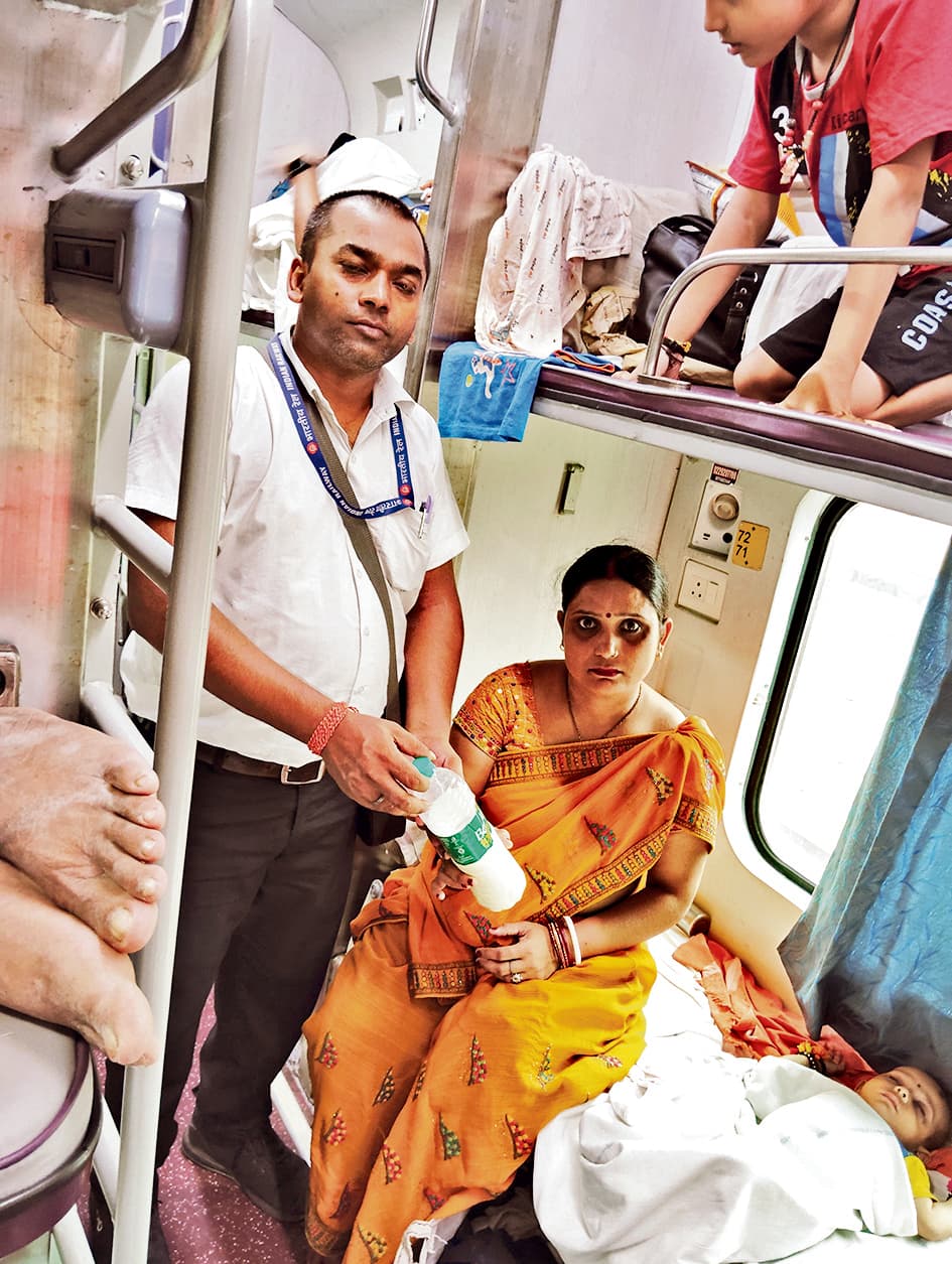 CHAPRA : भूख से बिलबिला रहे बच्चे के लिए रेलवे ने चलती ट्रेन में पहुंचाया दूध