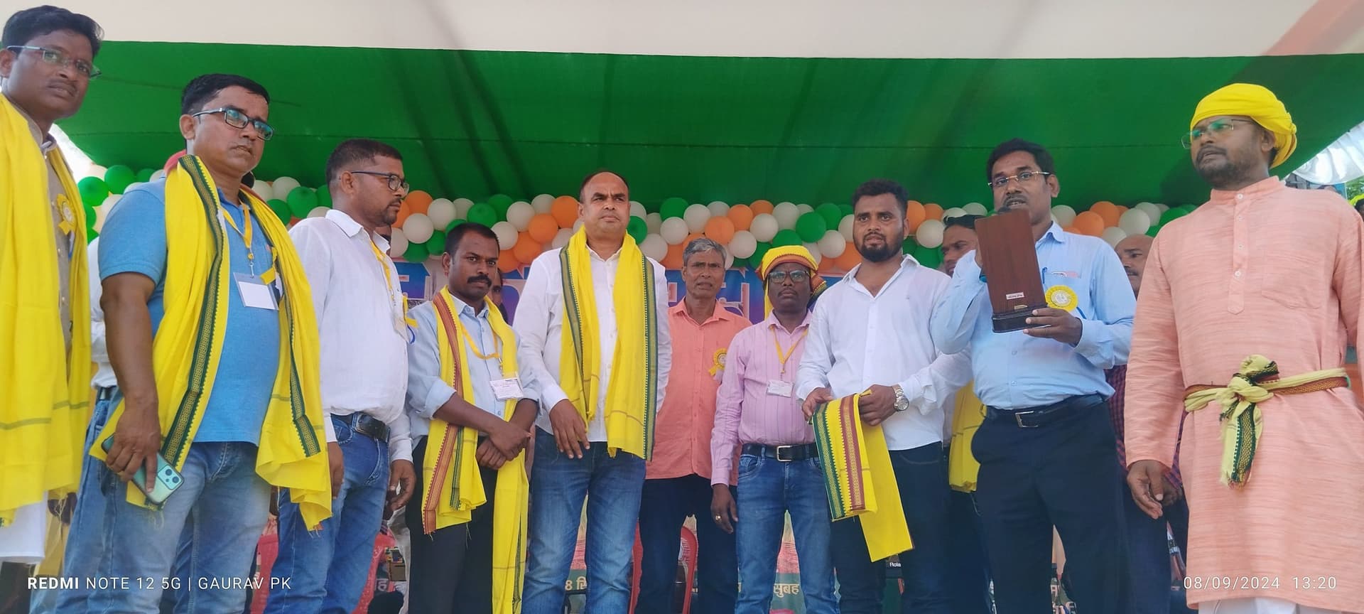 Giridih News: करम महोत्सव में झूमर नृत्य से बच्चियों ने बांधा समा