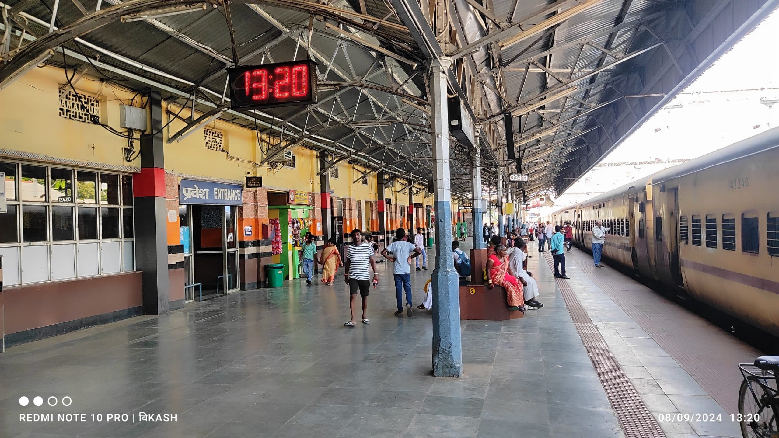 नौ घंटे विलंब से जमालपुर पहुंची भागलपुर-आनंदविहार गरीब रथ एक्सप्रेस