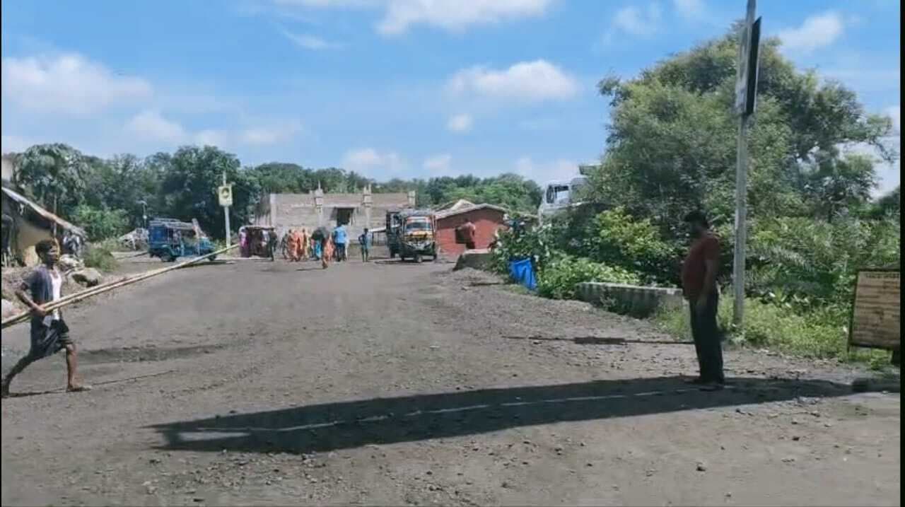 ऑटो चालक के साथ मारपीट, आक्रोशित ग्रामीणों ने किया सड़क जाम