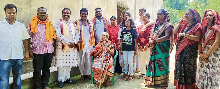 Rourkela News: नुआखाई पर आराध्य देवी-देवताओं को नवान्न अर्पित कर अच्छी फसल की मन्नत मांगी