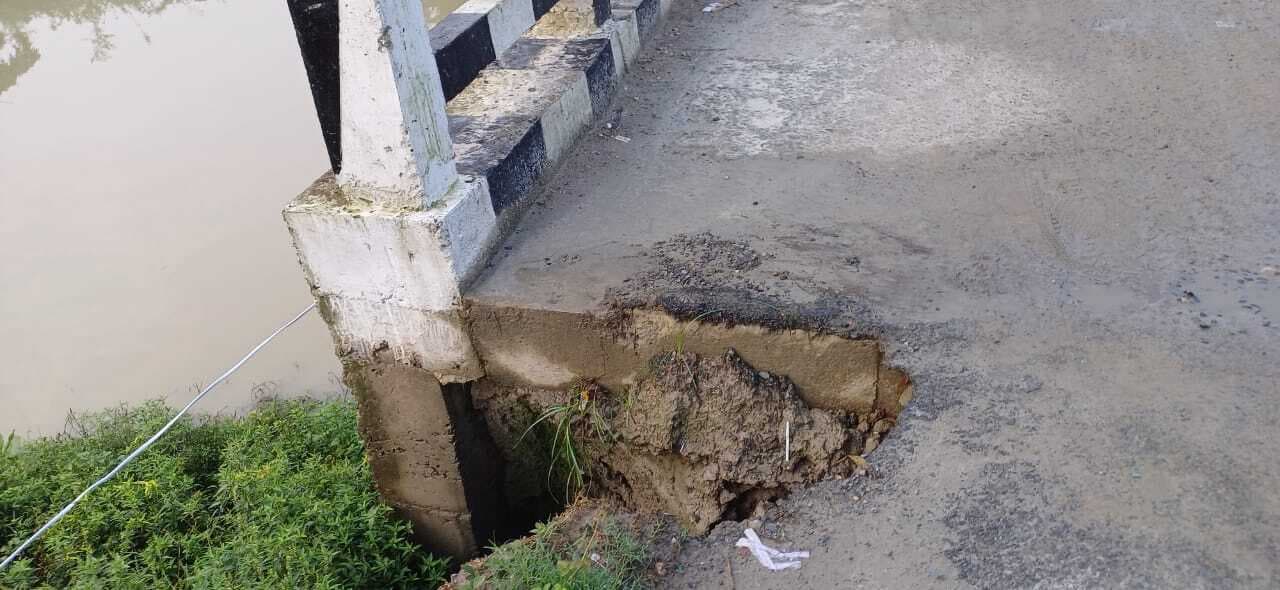 हाइ लेबल पुल का एप्रोच रेनकट से ध्वस्त होने की कगार पर