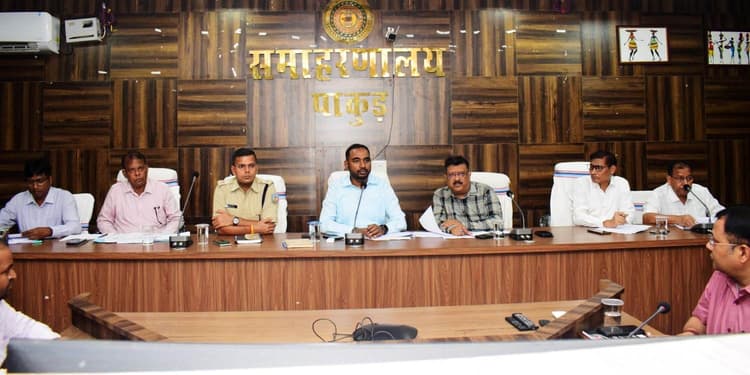 योग्य लाभुकों को अबुआ आवास, मंईयां पेंशन योजना का दें लाभ : डीसी