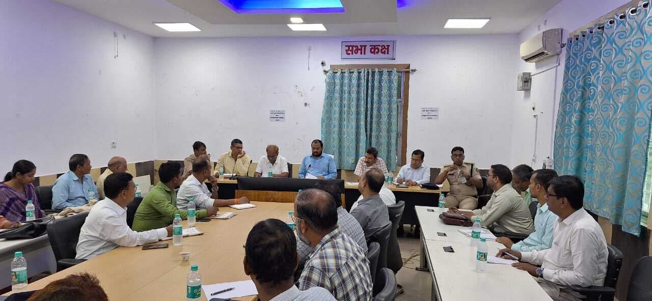 सड़कों पर से अवैध सरंचना हटाने का डीएम ने दिये निर्देश