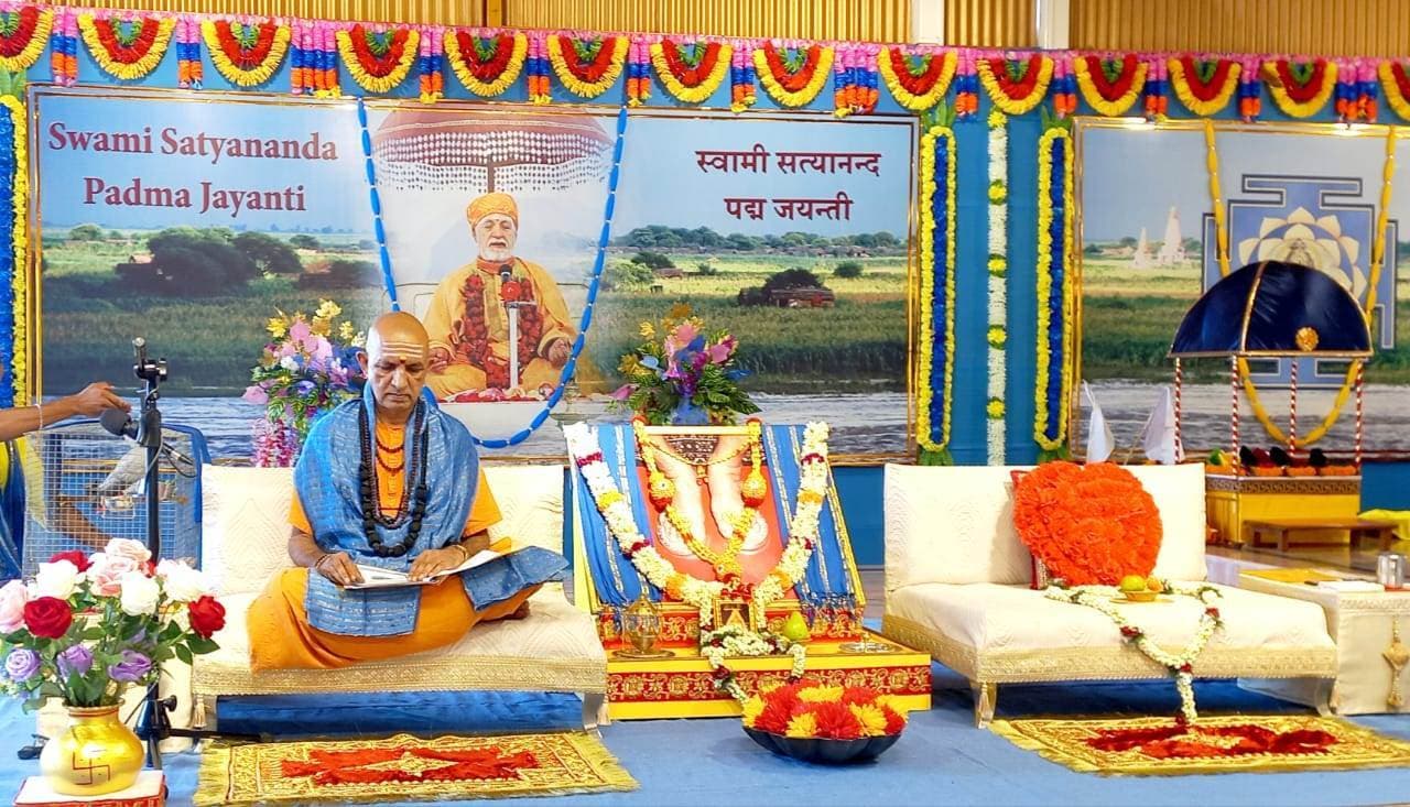 यज्ञ हमें पवित्रता व पूर्णता का कराता है अनुभव : स्वामी निरंजनानंद