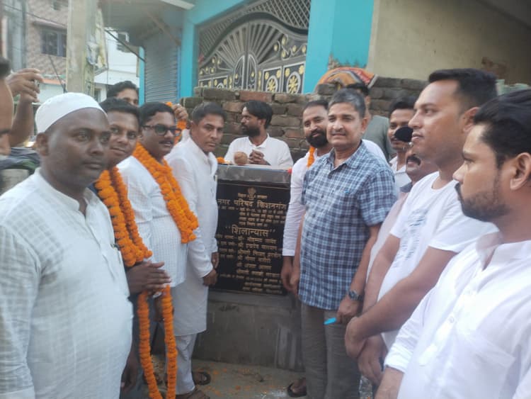 सांसद व नप अध्यक्ष ने सड़क निर्माण कार्य का किया शिलान्यास