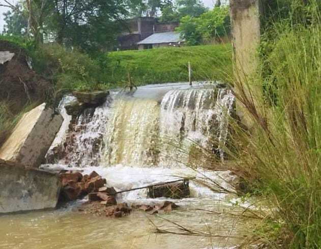 राजडांड़ पर टूटे छिलके का मरम्मत नहीं होने से किसान परेशान
