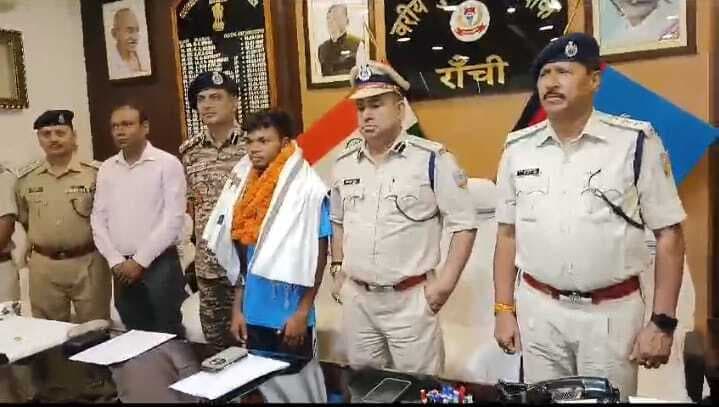 टीएसपीसी का एरिया कमांडर मुनेश्वर गंझू ने किया सरेंडर