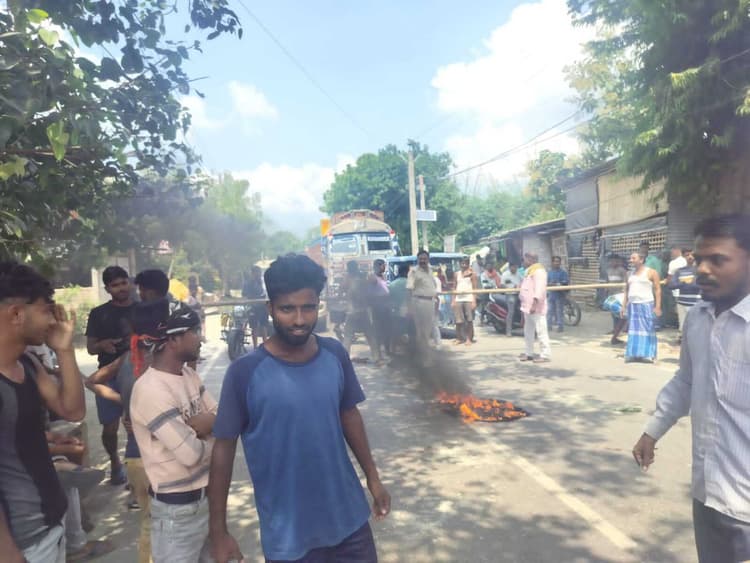 Samastipur News:Electricity Department, Road Jam: बिजली विभाग से नाराज ग्रामीणों ने की सड़क जाम
