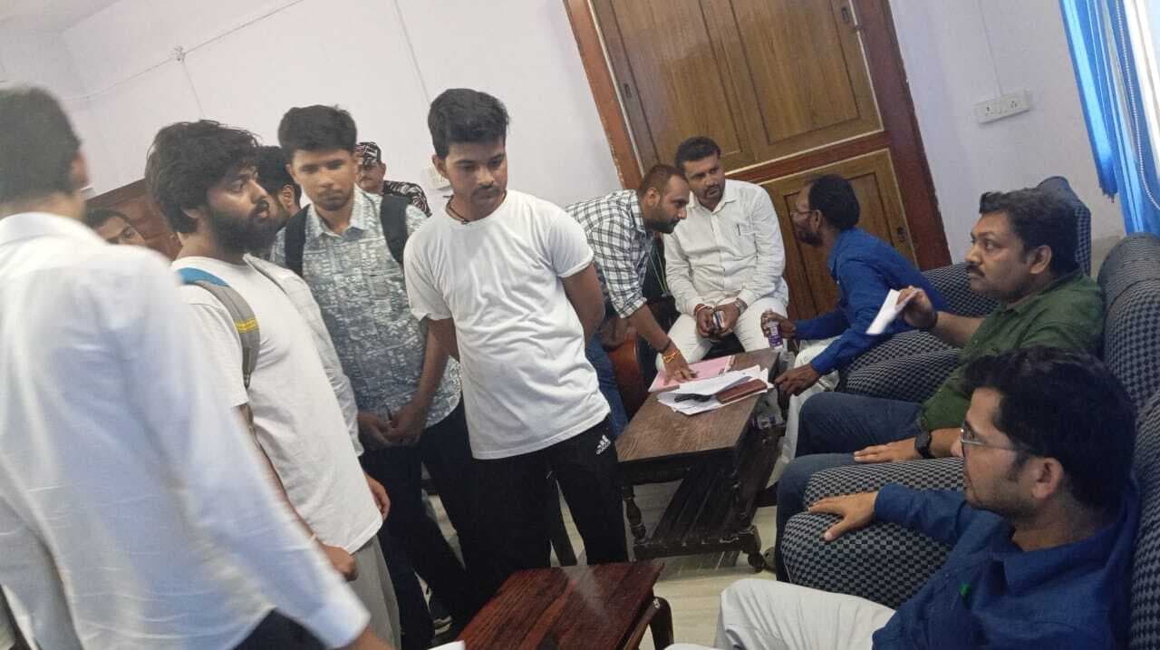 छात्र संवाद : पीजी परिणाम में गड़बड़ी की शिकायत लेकर पहुंचे छात्र, मूल्यांकन में गड़बड़ी का आरोप