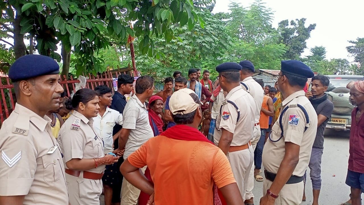 आरपीएफ की पाठशाला में ग्रामीणों को दी नसीहत