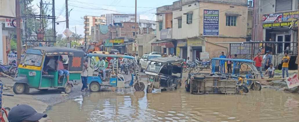 सड़कों का हाल-बेहाल, गहरे हुए गड्ढे