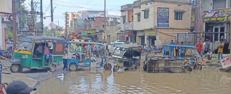 सड़कों का हाल-बेहाल, गहरे हुए गड्ढे