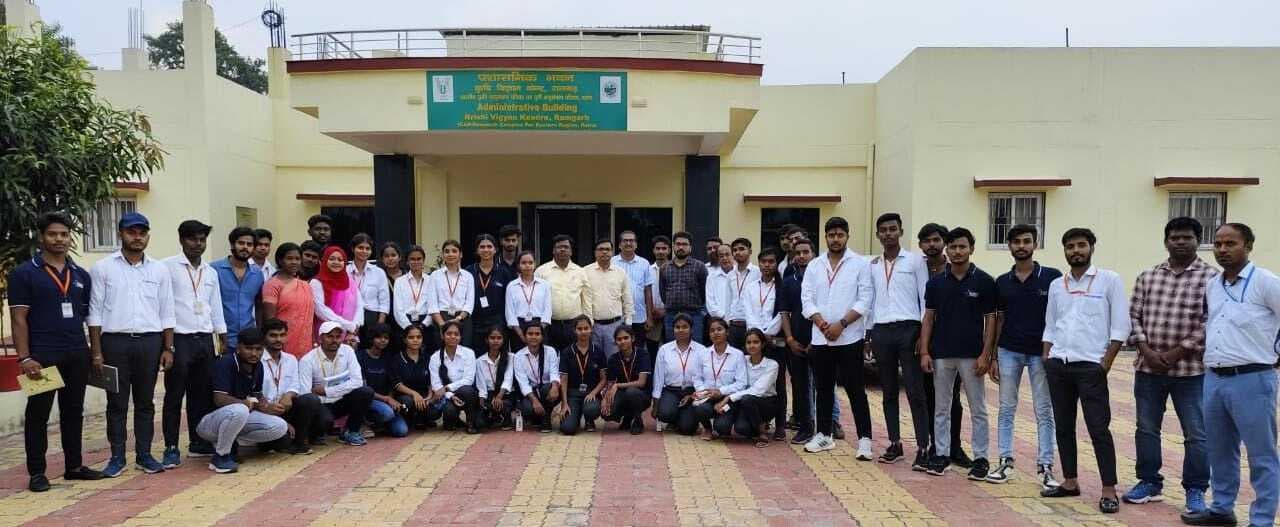 शैक्षणिक भ्रमण पर कृषि विज्ञान केंद्र पहुंचे विद्यार्थी