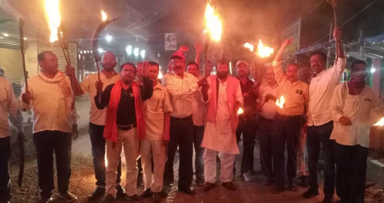 बंद को सफल करने के लिए निकाला मशाल जुलूस