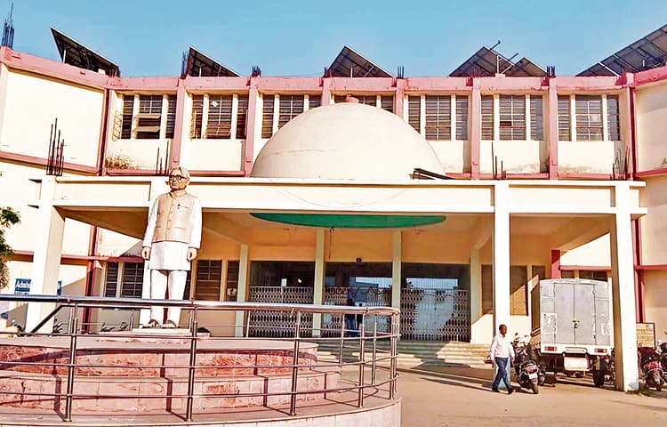 Chhapra News : पीजी व स्नातक में नामांकन के बाद 90 फीसदी छात्र-छात्राएं नहीं आ रहे कॉलेज