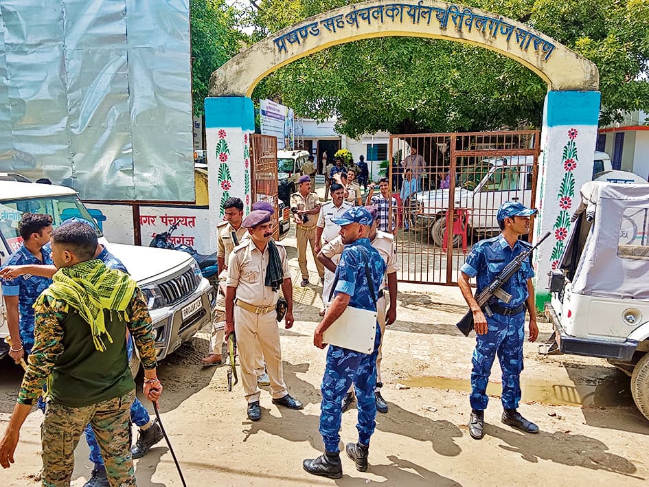 Chhapra News : क्रॉस वोटिंग के कारण कुर्सी बचाने में सफल हुए रिविलगंज प्रखंड प्रमुख