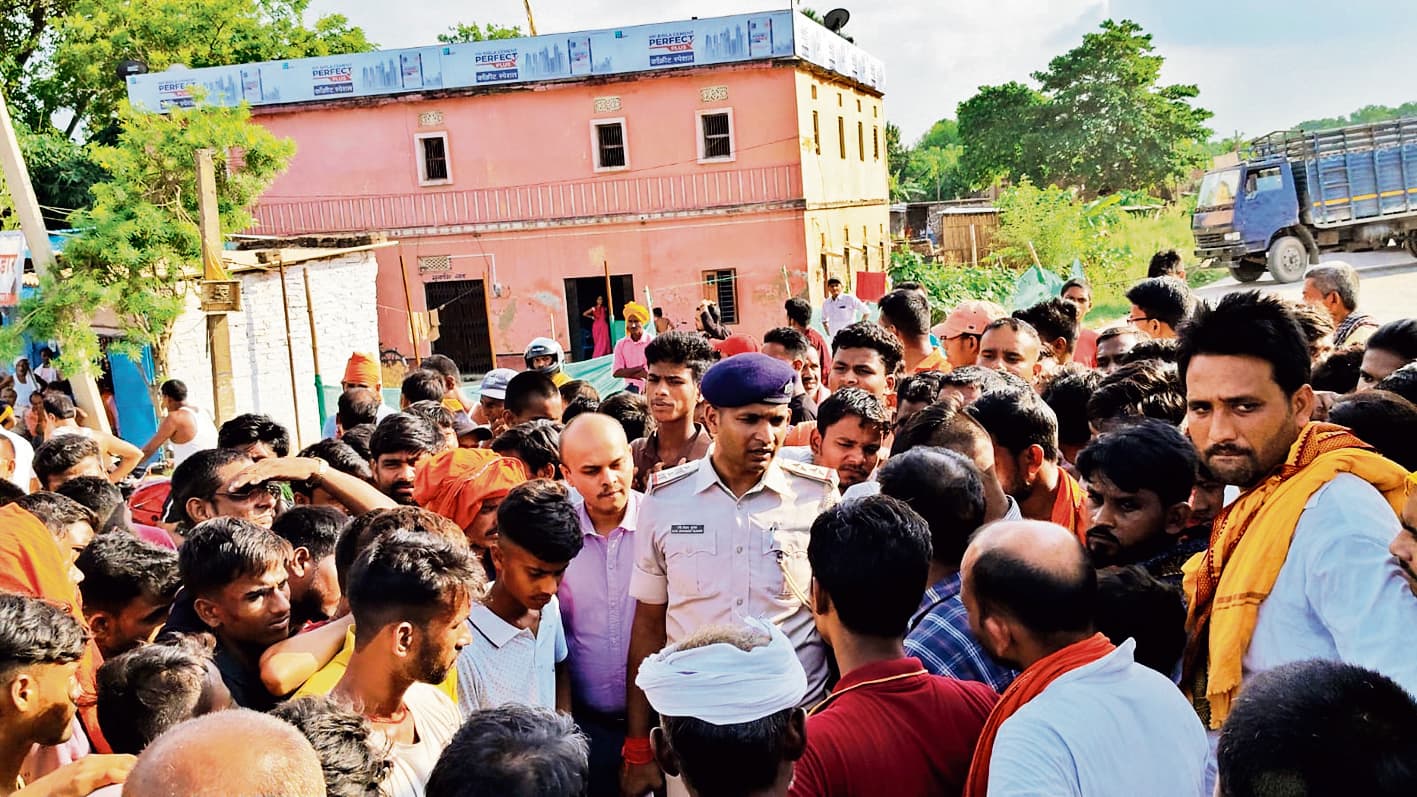 Chhapra News : शव को सड़क पर रखकर लोगों ने जाम की सड़क