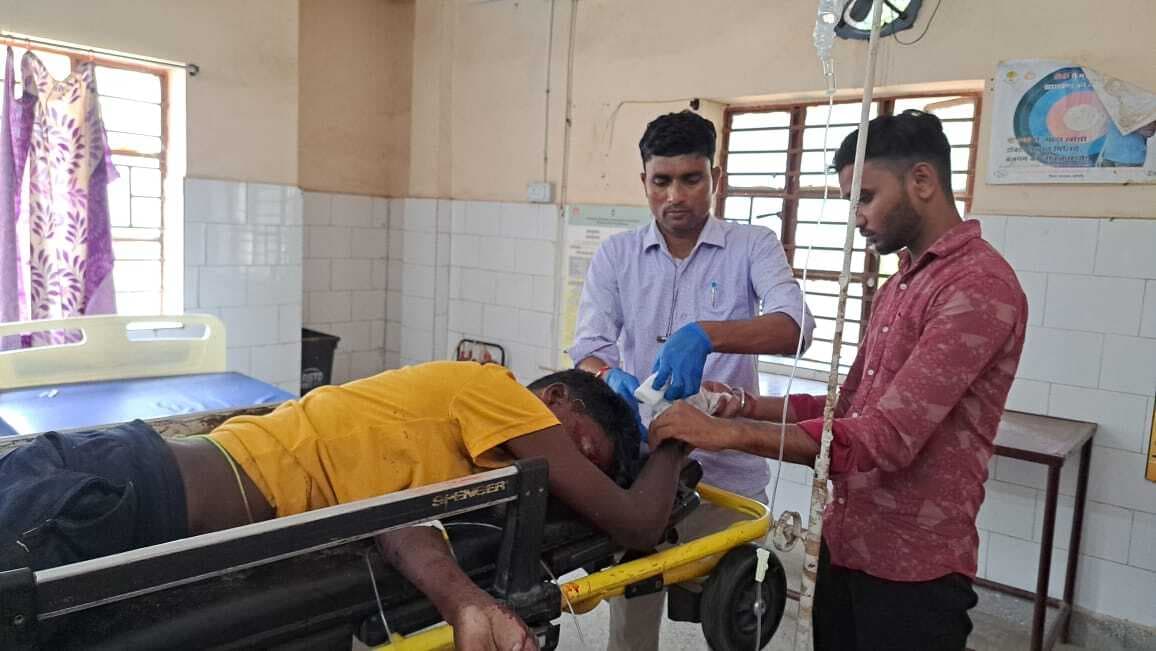 सड़क हादसे में दो लोग जख्मी, धनबाद रेफर