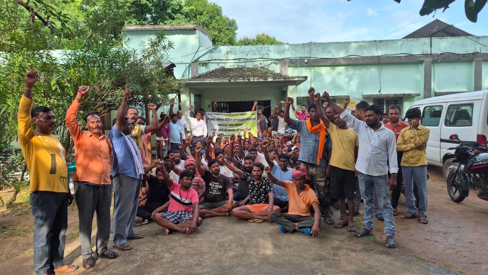 अनिश्चितकालीन हड़ताल पर हैं नपं कर्मी, सफाई का काम बंद