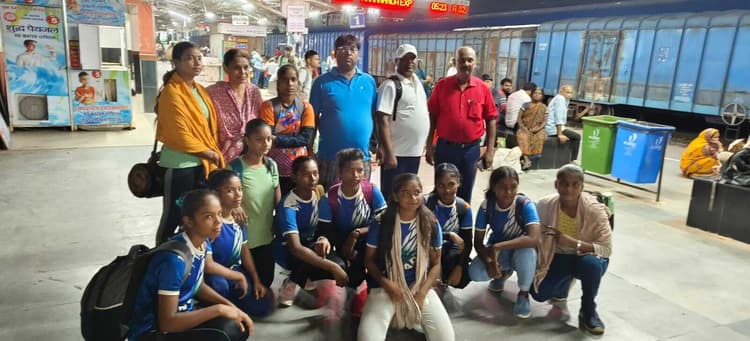 स्कूल स्तरीय बालिका कबड्डी प्रतियोगिता के लिए खिलाड़ियों को किया रवाना
