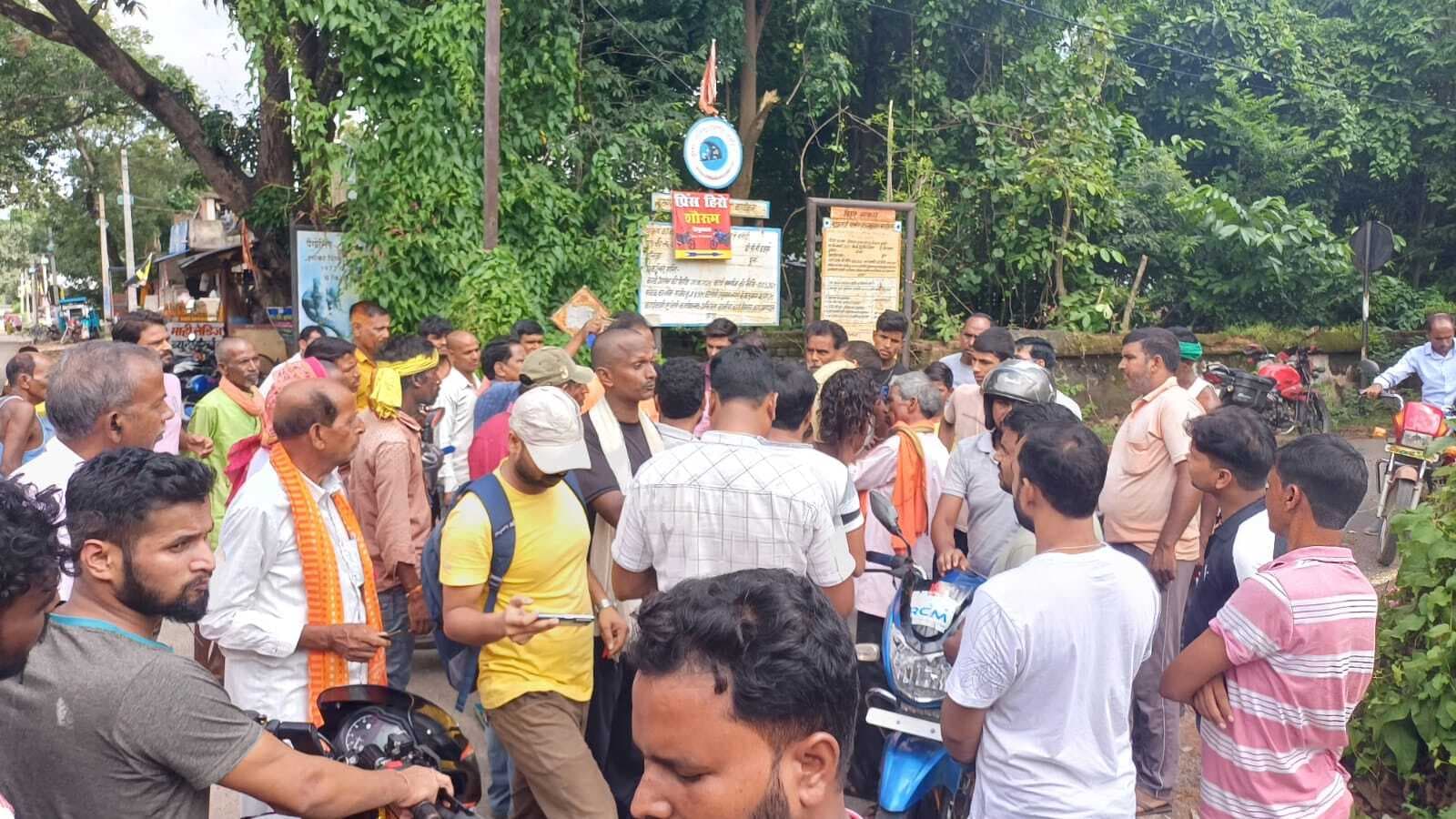 स्वास्थ्य केंद्र सिमुलतला में चिकित्सक नहीं मिलने से लोगों ने किया हंगामा