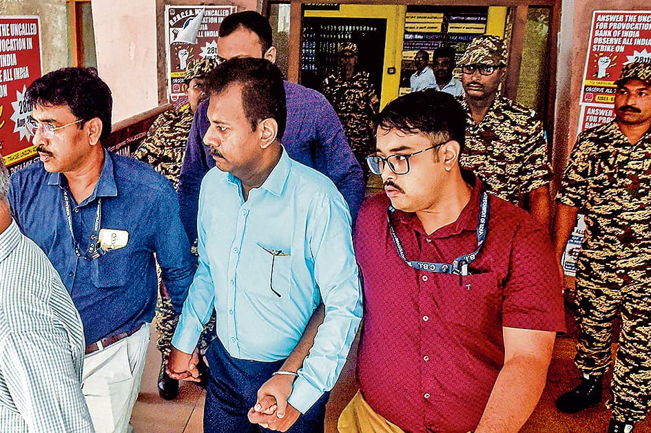 अदालत परिसर में लगे नारे डॉ संदीप घोष को फांसी दो...