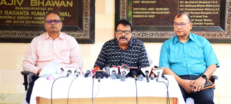 Odisha News: राजस्व मंत्री ने बाढ़ का लिया जायजा, बोले-बचाव कार्य के लिए 80 नौकाएं तैनात, हेलीकॉप्टर भी तैयार