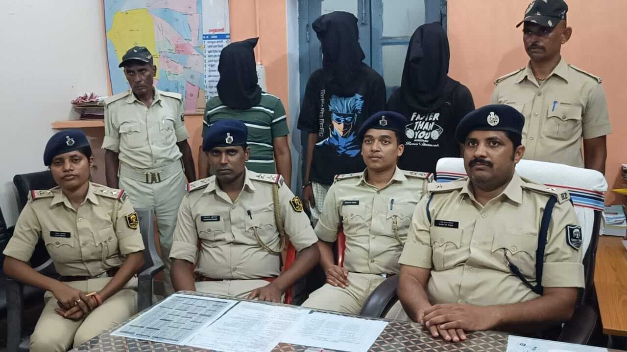 चोरी के सोने का लॉकेट सहित दो चोर व खरीदार सोनार गिरफ्तार