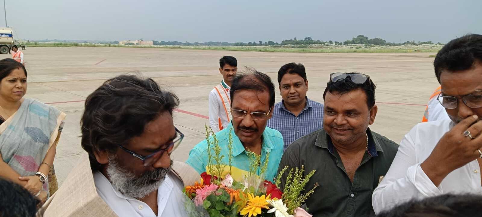 सीएम और मंत्रियों का कांग्रेस-झामुमो नेताओं ने एयरपोर्ट पर किया स्वागत
