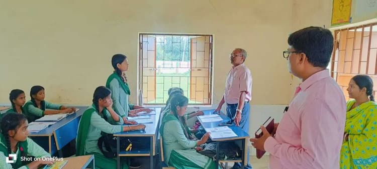 जिला स्तरीय टीम ने दो स्कूलों में की प्रोजेक्ट इंपैक्ट की समीक्षा