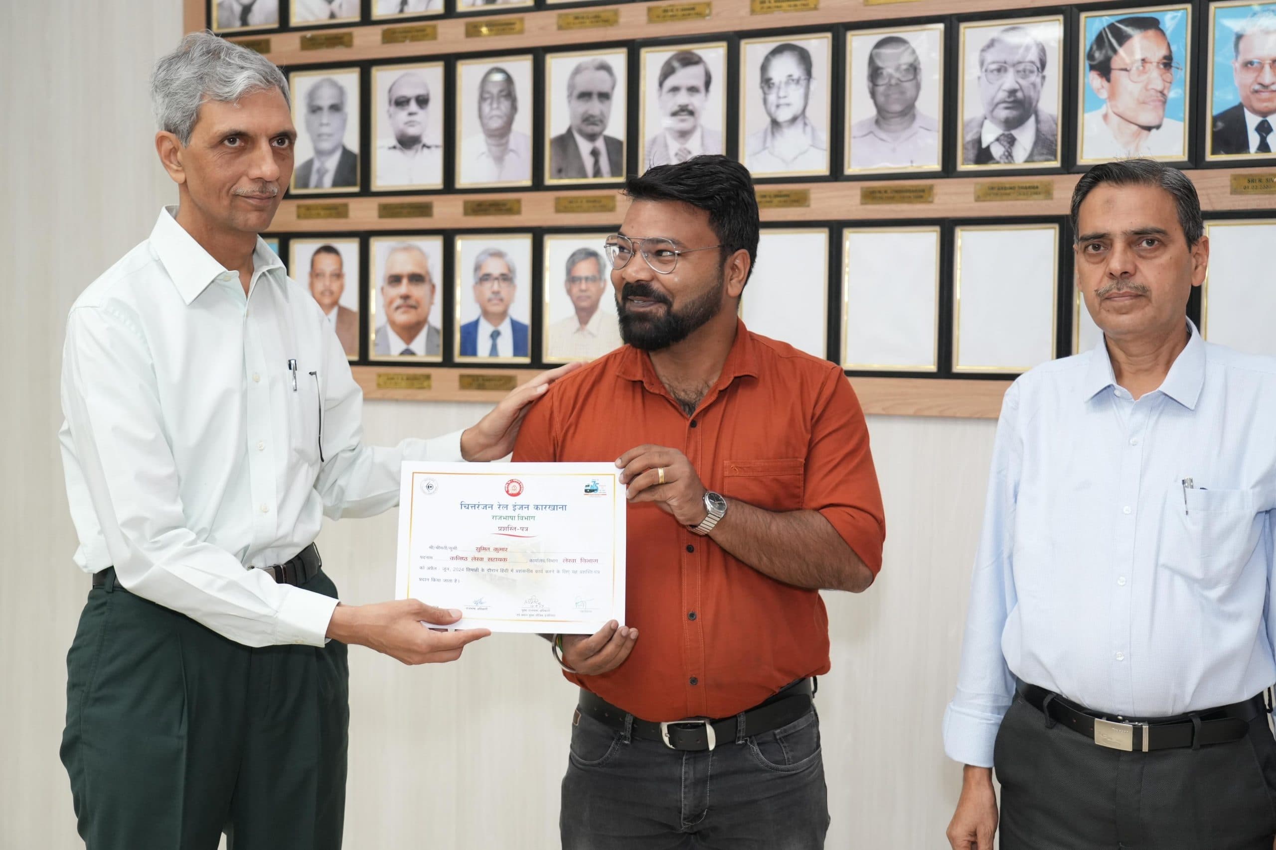 हिंदी में प्रशंसनीय कार्य के लिए पांच चिरेका कर्मी पुरस्कृत