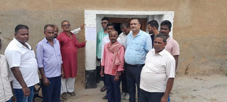 दुगूल पैक्स अध्यक्ष के घर पर चिपकाया नोटिस