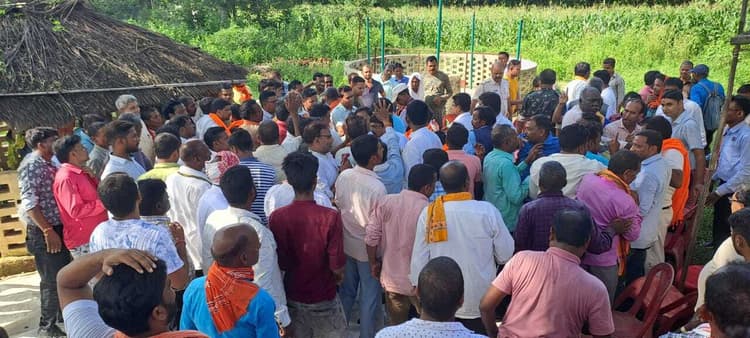 रायशुमारी के दौरान दो गुटों में बिखरी दिखी भाजपा, जामा में कार्यकर्ता आपस में भिड़े, धक्का मुक्की हुई, बेनतीजा बैठक समाप्त