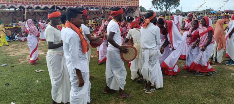 रामगढ़ के मयूरनाथ में करमा महोत्सव का सार्वजनिक आयोजन, सामूहिक रूप से गीत-संगीत में झूम रहे लोग