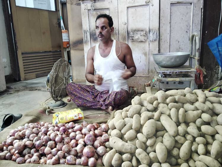 Rourkela News: थोक में 26 रुपये में खरीदकर 33 रुपये किलो बेचा जा रहा है आलू, उपभोक्ता परेशान